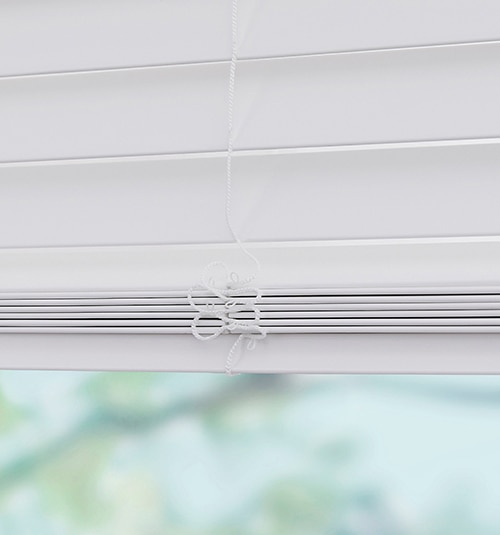 Close up of the LEVOLOR Classic Value Faux Wood Cordless Lift shown in White
