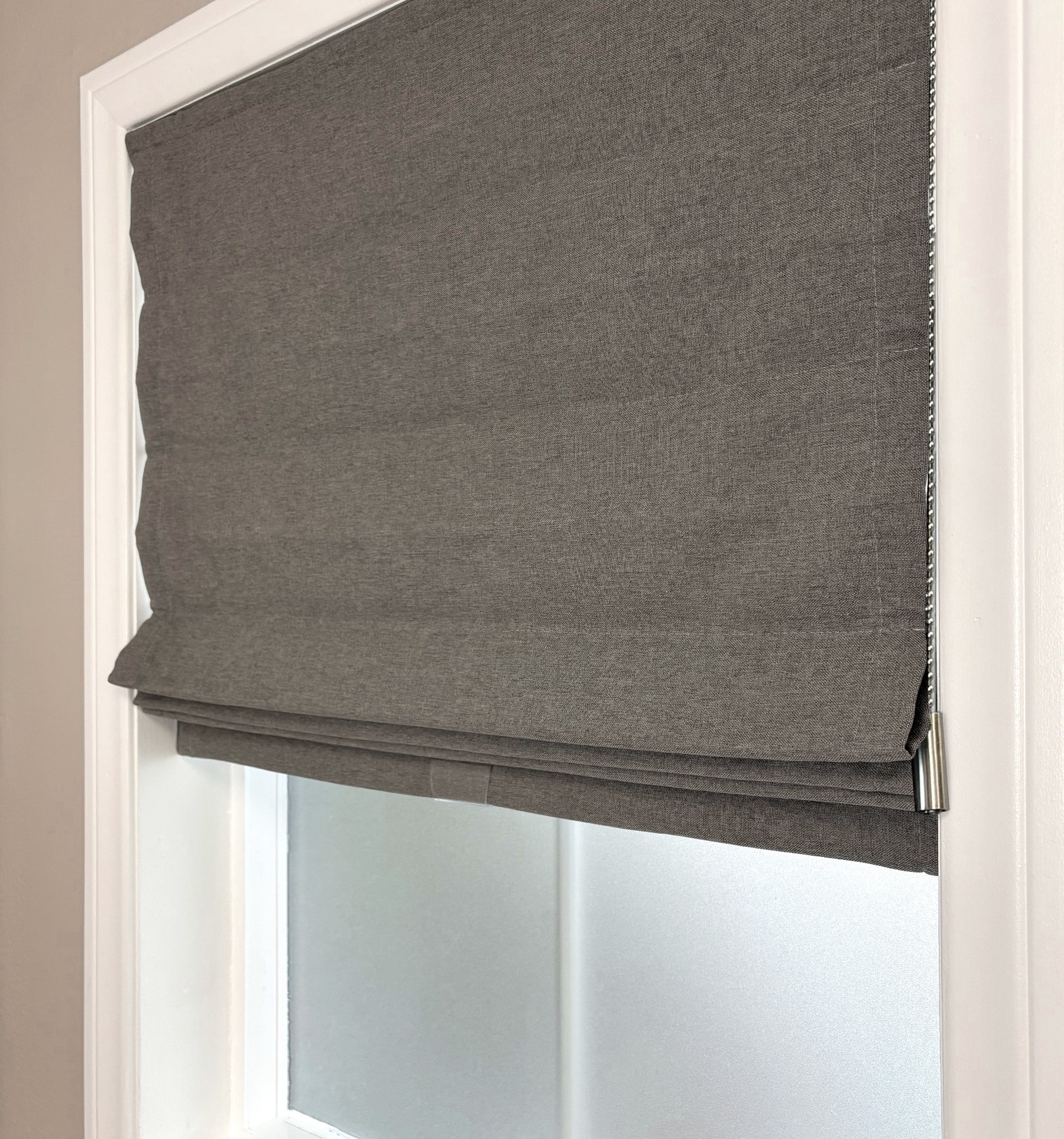 Control your shades using the attached stainless steel pull chain, 5 Channel Remote, or via the Motion Blinds Bluetooth app.